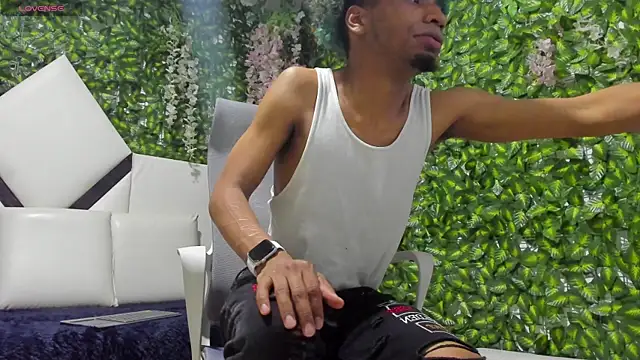 Snapshot of REDBRYAN_EBANO chatting on 10-21-25, 09:04 REDBRYAN EBANO online show from 10-21-25, 09:04