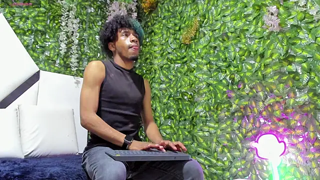 Snapshot of REDBRYAN_EBANO chatting on 10-22-25, 07:24 REDBRYAN EBANO online show from 10-22-25, 07:24