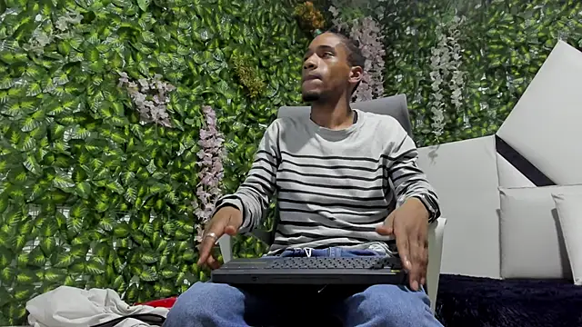 Snapshot of REDBRYAN_EBANO chatting on 10-28-25, 07:27 REDBRYAN EBANO online show from 10-28-25, 07:27