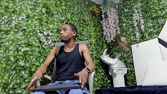 Snapshot of REDBRYAN_EBANO chatting on 10-29-25, 08:43 REDBRYAN EBANO online show from 10-29-25, 08:43