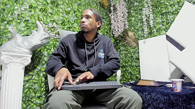 Snapshot of REDBRYAN_EBANO chatting on 11-05-25, 08:31 REDBRYAN EBANO online show from 11-05-25, 08:31