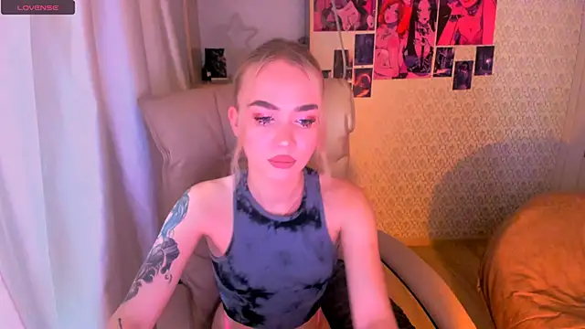 Snapshot of Lollyy_baby chatting on 11-19-25, 09:09 Lollyy baby online show from 11-19-25, 09:09