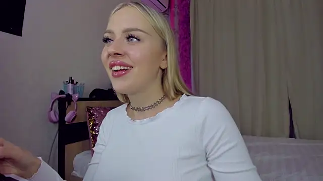 Snapshot of CeaneLino chatting on 10-07-25, 07:00 CeaneLino online show from 10-07-25, 07:00