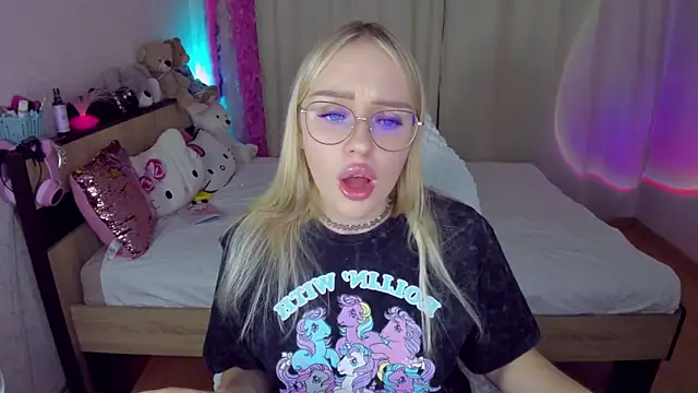 Snapshot of CeaneLino chatting on 10-18-25, 07:36 CeaneLino online show from 10-18-25, 07:36