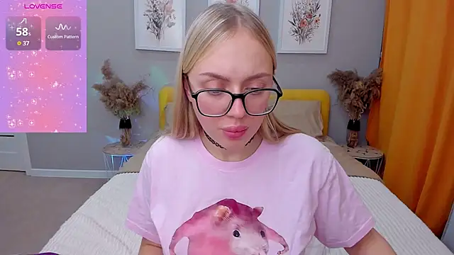 Snapshot of CeaneLino chatting on 11-17-25, 07:41 CeaneLino online show from 11-17-25, 07:41