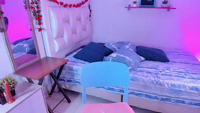 Snapshot of Laaura-Velez chatting on 11-28-25, 01:25 Laaura-Velez online show from 11-28-25, 01:25