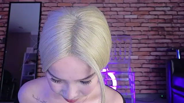 Snapshot of saya_li1 chatting on 10-28-25, 07:49 saya li1 online show from 10-28-25, 07:49