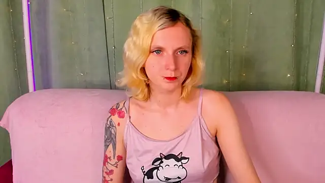 Snapshot of LikiLips chatting on 06-19-26, 01:10 LikiLips online show from 06-19-26, 01:10