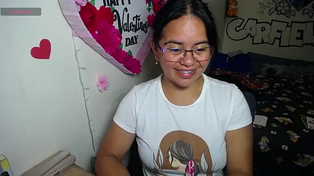 Snapshot of Miss__kendra_ chatting on 06-17-26, 01:30 Miss kendra online show from 06-17-26, 01:30