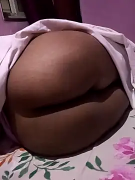 Snapshot of vickymtrb chatting on 11-04-25, 05:12 vickymtrb online show from 11-04-25, 05:12