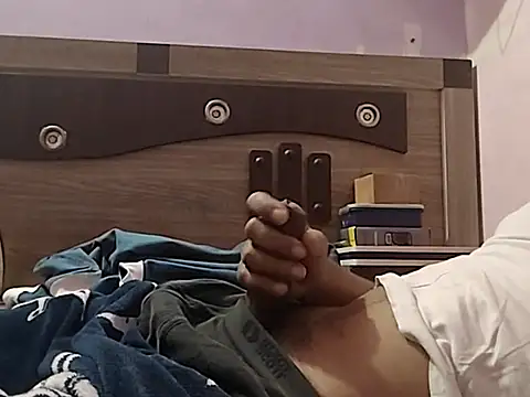 Snapshot of vickymtrb chatting on 11-14-25, 07:12 vickymtrb online show from 11-14-25, 07:12