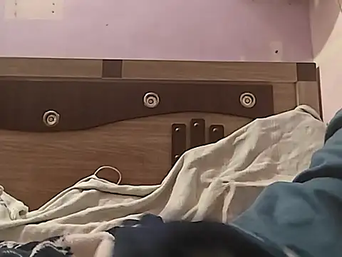 Snapshot of vickymtrb chatting on 12-21-25, 07:21 vickymtrb online show from 12-21-25, 07:21