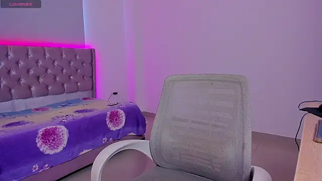 Snapshot of beiby_glow chatting on 10-19-25, 01:23 beiby glow online show from 10-19-25, 01:23