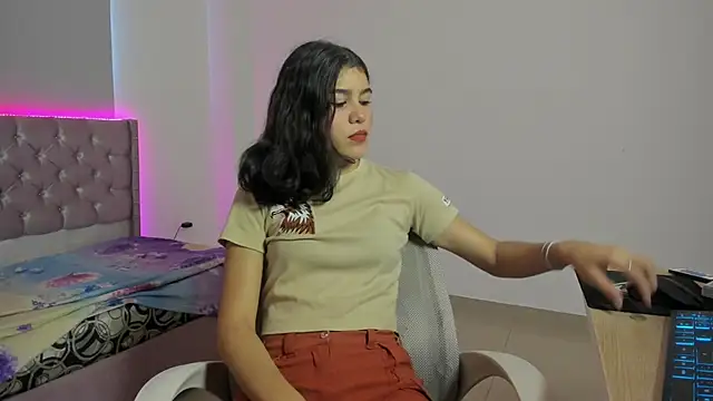 Snapshot of beiby_glow chatting on 10-28-25, 03:04 beiby glow online show from 10-28-25, 03:04