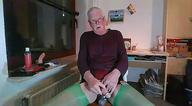 Snapshot of super-snoopy chatting on 12-23-24, 03:55 super-snoopy online show from 12-23-24, 03:55