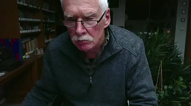 Snapshot of super-snoopy chatting on 12-26-24, 01:10 super-snoopy online show from 12-26-24, 01:10