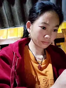 Snapshot of gio-thu chatting on 12-13-25, 11:32 gio-thu online show from 12-13-25, 11:32