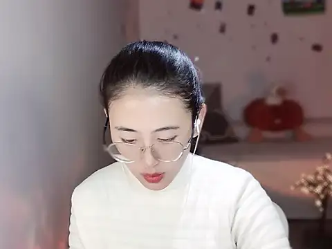 Snapshot of Queena_ chatting on 12-17-25, 09:26 Queena online show from 12-17-25, 09:26