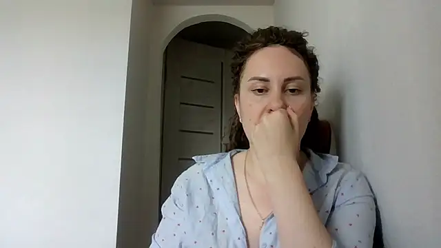 Snapshot of MeadowEyes chatting on 05-18-26, 01:06 MeadowEyes online show from 05-18-26, 01:06