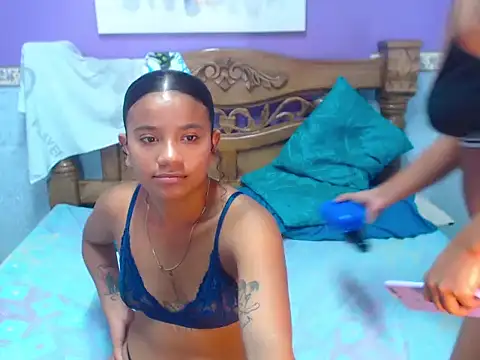 Snapshot of AmaliaAndAngely chatting on 11-13-25, 05:23 AmaliaAndAngely online show from 11-13-25, 05:23