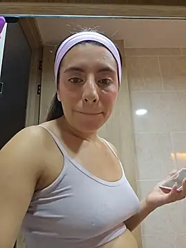 Snapshot of Meganthomson chatting on 11-14-25, 02:32 Meganthomson online show from 11-14-25, 02:32