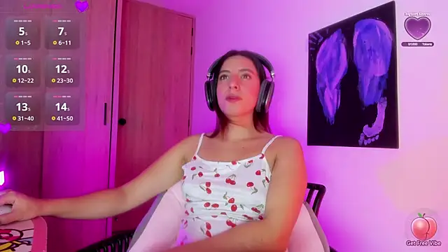 Snapshot of Meganthomson chatting on 11-24-25, 11:37 Meganthomson online show from 11-24-25, 11:37