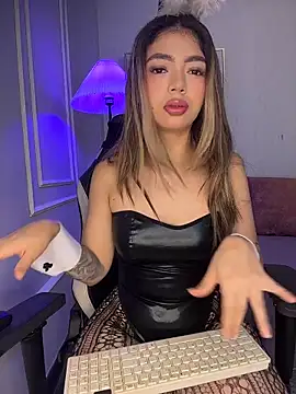 Snapshot of HoneyMollyX chatting on 10-18-25, 01:01 HoneyMollyX online show from 10-18-25, 01:01