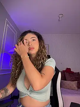 Snapshot of HoneyMollyX chatting on 11-25-25, 01:00 HoneyMollyX online show from 11-25-25, 01:00