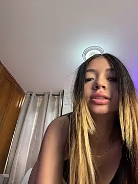 Snapshot of HoneyMollyX chatting on 06-15-26, 01:02 HoneyMollyX online show from 06-15-26, 01:02