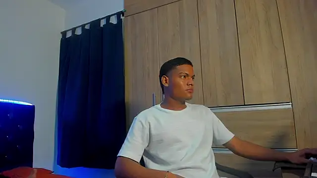 Snapshot of isaac_master77 chatting on 11-11-25, 02:55 isaac master77 online show from 11-11-25, 02:55