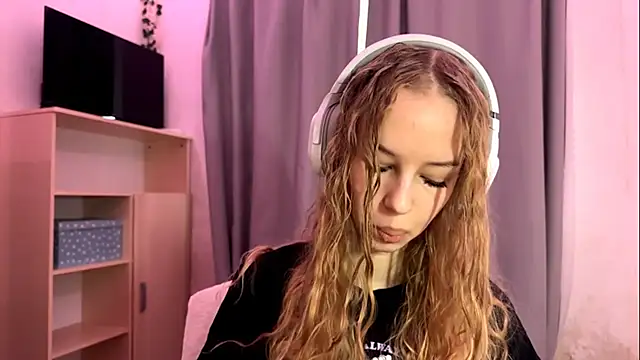 LunaCrave online show from 10-15-25, 05:18