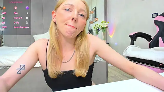 Snapshot of SundyRose chatting on 11-18-25, 08:35 SundyRose online show from 11-18-25, 08:35