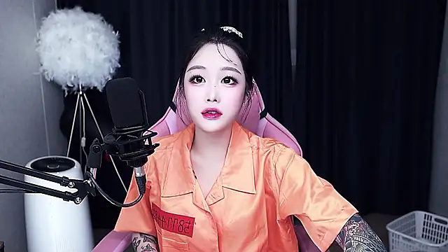 Snapshot of MISA_02 chatting on 10-18-25, 11:00 MISA 02 online show from 10-18-25, 11:00