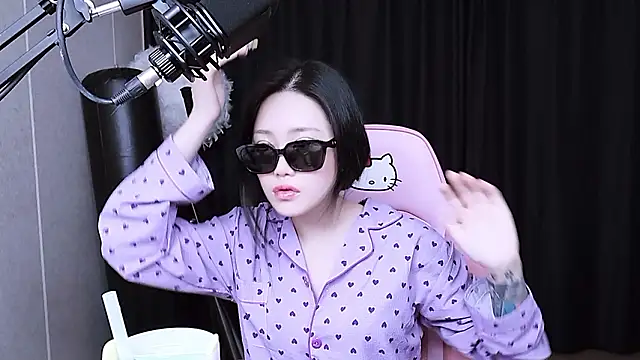 Snapshot of MISA_02 chatting on 11-19-25, 02:39 MISA 02 online show from 11-19-25, 02:39