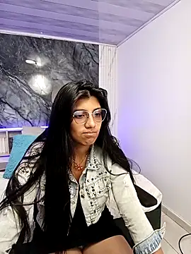 Snapshot of Briseida-White chatting on 10-20-25, 01:33 Briseida-White online show from 10-20-25, 01:33