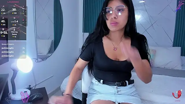 Snapshot of Briseida-White chatting on 10-25-25, 11:51 Briseida-White online show from 10-25-25, 11:51