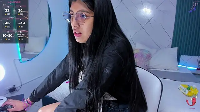 Snapshot of Briseida-White chatting on 10-27-25, 01:37 Briseida-White online show from 10-27-25, 01:37