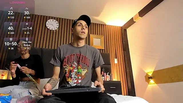 DerryAndIzzy online show from 10-19-25, 04:02