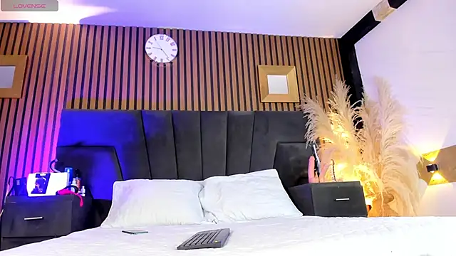 DerryAndIzzy online show from 12-19-25, 05:14