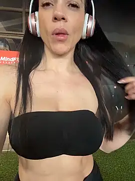 Snapshot of Kattefit chatting on 05-11-26, 03:51 Kattefit online show from 05-11-26, 03:51