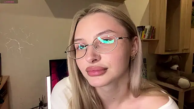 Snapshot of VictoriaMystery chatting on 11-09-25, 01:09 VictoriaMystery online show from 11-09-25, 01:09