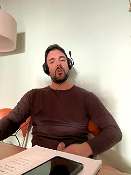 Snapshot of ReDiBastoni90 chatting on 10-28-25, 08:07 ReDiBastoni90 online show from 10-28-25, 08:07