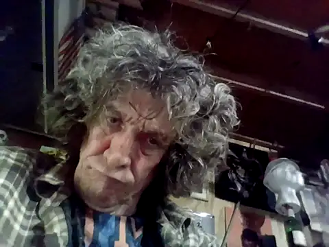 Snapshot of OldManOnline chatting on 04-08-26, 02:00 OldManOnline online show from 04-08-26, 02:00