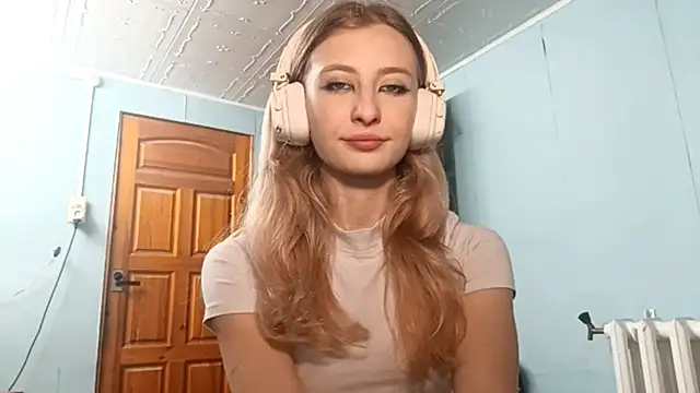 Snapshot of AmeliLia chatting on 10-14-25, 03:02 AmeliLia online show from 10-14-25, 03:02