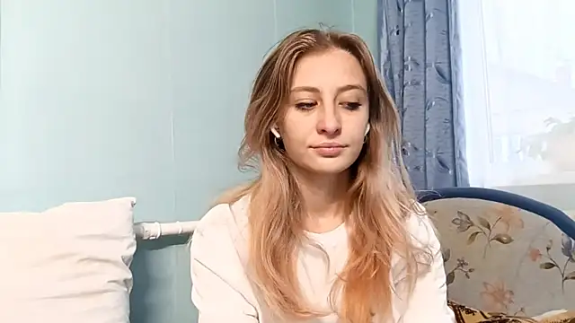 Snapshot of AmeliLia chatting on 10-17-25, 11:13 AmeliLia online show from 10-17-25, 11:13