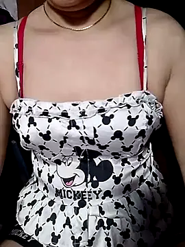 Snapshot of YiyinLy chatting on 07-17-26, 08:57 YiyinLy online show from 07-17-26, 08:57