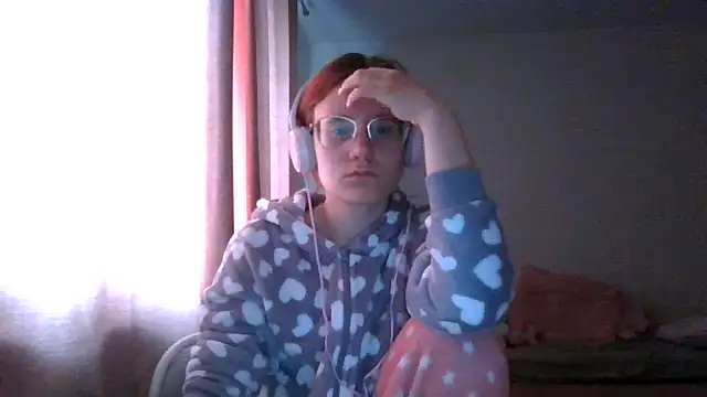 Snapshot of LuckySLove chatting on 06-17-26, 05:25 LuckySLove online show from 06-17-26, 05:25