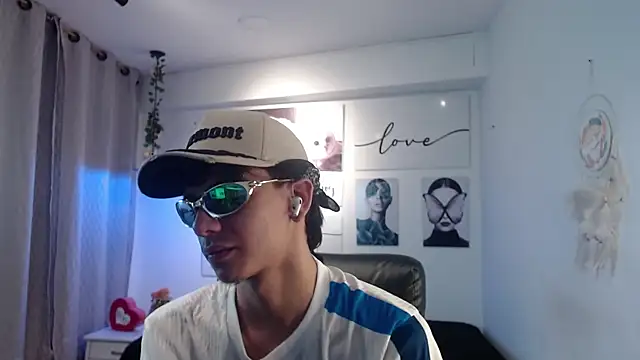 Snapshot of AmethystShadow17 chatting on 01-11-26, 03:39 AmethystShadow17 online show from 01-11-26, 03:39