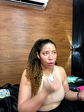 Snapshot of Yvonny27 chatting on 10-28-25, 03:14 Yvonny27 online show from 10-28-25, 03:14