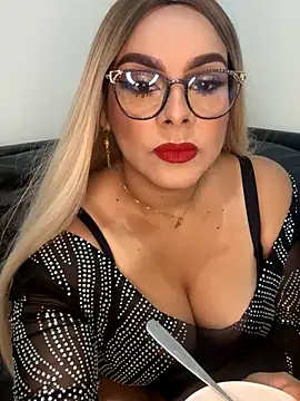 Snapshot of BBWCami_ chatting on 10-17-25, 12:30 BBWCami online show from 10-17-25, 12:30